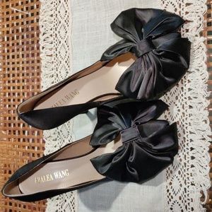 Elegant shiny satin bowl high heels.